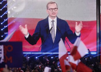 01.10.2023. Katowice. Kampania wyborcza do parlamentu 2023. Premier Mateusz Morawiecki podczas konwencji PiS pod hasłem „Bezpieczna Polska” w hali widowiskowo-sportowej „Spodek” w Katowicach / Fot. Jarosław Kubalski – Radio Kielce