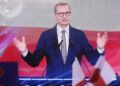 01.10.2023. Katowice. Kampania wyborcza do parlamentu 2023. Premier Mateusz Morawiecki podczas konwencji PiS pod hasłem „Bezpieczna Polska” w hali widowiskowo-sportowej „Spodek” w Katowicach / Fot. Jarosław Kubalski – Radio Kielce