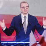 01.10.2023. Katowice. Kampania wyborcza do parlamentu 2023. Premier Mateusz Morawiecki podczas konwencji PiS pod hasłem „Bezpieczna Polska” w hali widowiskowo-sportowej „Spodek” w Katowicach / Fot. Jarosław Kubalski – Radio Kielce