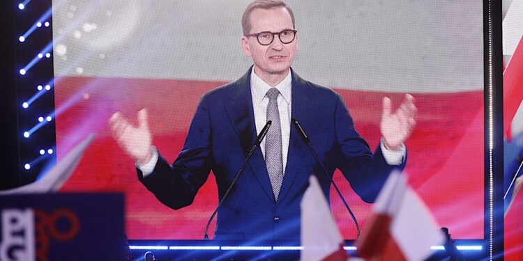01.10.2023. Katowice. Kampania wyborcza do parlamentu 2023. Premier Mateusz Morawiecki podczas konwencji PiS pod hasłem „Bezpieczna Polska” w hali widowiskowo-sportowej „Spodek” w Katowicach / Fot. Jarosław Kubalski – Radio Kielce