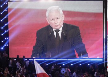 01.10.2023. Katowice. Kampania wyborcza do parlamentu 2023. Wicepremier, prezes PiS Jarosław Kaczyński podczas konwencji PiS pod hasłem „Bezpieczna Polska” w hali widowiskowo-sportowej „Spodek” w Katowicach / Fot. Jarosław Kubalski – Radio Kielce