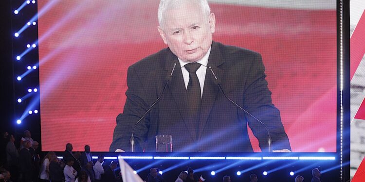 01.10.2023. Katowice. Kampania wyborcza do parlamentu 2023. Wicepremier, prezes PiS Jarosław Kaczyński podczas konwencji PiS pod hasłem „Bezpieczna Polska” w hali widowiskowo-sportowej „Spodek” w Katowicach / Fot. Jarosław Kubalski – Radio Kielce