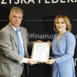 Prof. Leszek Sibilski wręcza Annie Krupce - wiceminister sportu i turystyki Nagrodę Specjalną, z okazji Światowego Dnia Roweru ONZ / Fot. Jarosław Kubalski - Radio Kielce