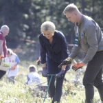 03.10.2023. Suchedniów. Prezydent RP Andrzej Duda wraz z małżonką Agatą Kornhauser-Dudą wzięli udział w V edycji ogólnopolskiej akcji sadzenia drzew #sadziMY na terenie Nadleśnictwa Suchedniów / Fot. Jarosław Kubalski – Radio Kielce