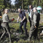 03.10.2023. Suchedniów. Prezydent RP Andrzej Duda wraz z małżonką Agatą Kornhauser-Dudą wzięli udział w V edycji ogólnopolskiej akcji sadzenia drzew #sadziMY na terenie Nadleśnictwa Suchedniów / Fot. Jarosław Kubalski – Radio Kielce
