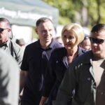 03.10.2023. Suchedniów. Prezydent RP Andrzej Duda wraz z małżonką Agatą Kornhauser-Dudą wzięli udział w V edycji ogólnopolskiej akcji sadzenia drzew #sadziMY na terenie Nadleśnictwa Suchedniów / Fot. Jarosław Kubalski – Radio Kielce