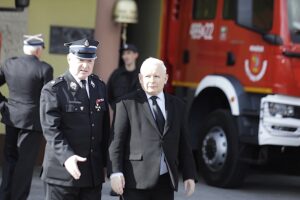 13.10.2023. Skarżysko-Kamienna. Spotkanie ze strażakami. Na zdjęciu: Andrzej Bętkowski - marszałek województwa, Jarosław Kaczyński - wicepremier, prezes PiS / Fot. Jarosław Kubalski - Radio Kielce