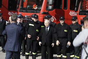 13.10.2023. Skarżysko-Kamienna. Spotkanie ze strażakami. Na zdjęciu (w środku): Jarosław Kaczyński - wicepremier, prezes PiS / Fot. Jarosław Kubalski - Radio Kielce