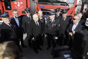 13.10.2023. Skarżysko-Kamienna. Spotkanie ze strażakami. Na zdjęciu (w środku): Jarosław Kaczyński - wicepremier, prezes PiS / Fot. Jarosław Kubalski - Radio Kielce