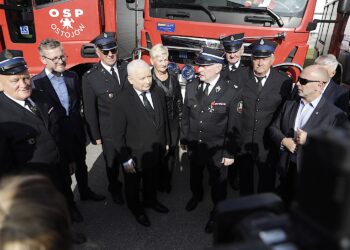 13.10.2023. Skarżysko-Kamienna. Spotkanie ze strażakami. Na zdjęciu (w środku): Jarosław Kaczyński - wicepremier, prezes PiS / Fot. Jarosław Kubalski - Radio Kielce