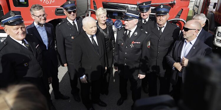 13.10.2023. Skarżysko-Kamienna. Spotkanie ze strażakami. Na zdjęciu (w środku): Jarosław Kaczyński - wicepremier, prezes PiS / Fot. Jarosław Kubalski - Radio Kielce