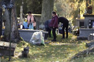 W Kielcach w najbliższych dniach będą częściej wywozić śmieci z cmentarzy