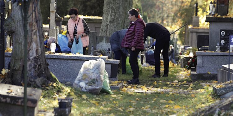 W Kielcach w najbliższych dniach będą częściej wywozić śmieci z cmentarzy