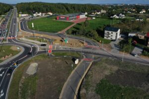 06.10.2023. Czerwona Góra. Budowa ronda turbinowego na skrzyżowaniu drogi wojewódzkiej nr 762, z wjazdem do Czerwonej Góry i w kierunku kopalni Jaźwica / Fot. Jarosław Kubalski - Radio Kielce