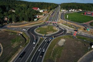 06.10.2023. Czerwona Góra. Budowa ronda turbinowego na skrzyżowaniu drogi wojewódzkiej nr 762, z wjazdem do Czerwonej Góry i w kierunku kopalni Jaźwica / Fot. Jarosław Kubalski - Radio Kielce