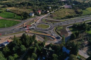 06.10.2023. Czerwona Góra. Budowa ronda turbinowego na skrzyżowaniu drogi wojewódzkiej nr 762, z wjazdem do Czerwonej Góry i w kierunku kopalni Jaźwica / Fot. Jarosław Kubalski - Radio Kielce