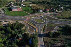 06.10.2023. Czerwona Góra. Budowa ronda turbinowego na skrzyżowaniu drogi wojewódzkiej nr 762, z wjazdem do Czerwonej Góry i w kierunku kopalni Jaźwica / Fot. Jarosław Kubalski - Radio Kielce