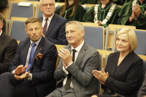 04.10.2023. Kielce. Politechnika Świętokrzyska. Inauguracja roku akademickiego. Na zdjęciu (od lewej): Marcin Chłodnicki - zastępca prezydenta Kielc, Zbigniew Koniusz - wojewoda świętokrzyski, Renata Janik - wicemarszałek województwa / Fot. Jarosław Kubalski - Radio Kielce