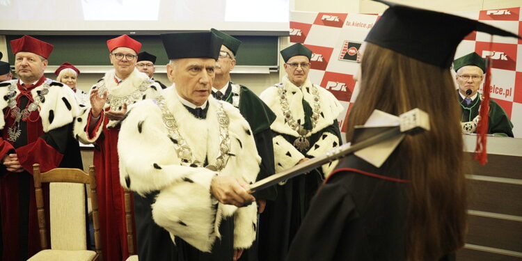 04.10.2023. Kielce. Politechnika Świętokrzyska. Inauguracja roku akademickiego. Na zdjęciu: prof. Zbigniew Koruba - rektor Politechniki Świętokrzyskiej / Fot. Jarosław Kubalski - Radio Kielce