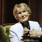 04.10.2023. Ciekoty. Centrum Edukacji i Kultury „Szklany Dom” w Ciekotach. Spotkanie z Ireną Santor. Na zdjęciu: Irena Santor / Fot. Jarosław Kubalski - Radio Kielce