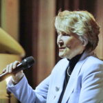 04.10.2023. Ciekoty. Centrum Edukacji i Kultury „Szklany Dom” w Ciekotach. Spotkanie z Ireną Santor. Na zdjęciu: Irena Santor / Fot. Jarosław Kubalski - Radio Kielce