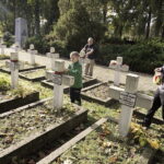 21.10.2023 Kielce. Cmentarz Partyzancki. Sprzątanie grobów / Fot. Jarosław Kubalski - Radio Kielce
