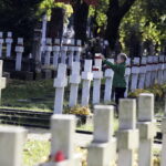 21.10.2023 Kielce. Cmentarz Partyzancki. Sprzątanie grobów / Fot. Jarosław Kubalski - Radio Kielce