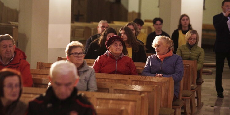 21.10.2023. Kielce. Kościół św. Maksymiliana Marii Kolbego w Kielcach. Koncert „Pamiętamy – Nadzieja tkwi w nas” poświęcony św. Janowi Pawłowi II / Fot. Jarosław Kubalski – Radio Kielce