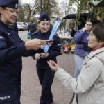 31.10.2023. Kielce. Cmentarz Stary. Akcja rozdawania odblasków / Fot. Jarosław Kubalski - Radio Kielce