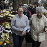 31.10.2023. Kielce. Cmentarz Stary. Akcja rozdawania odblasków / Fot. Jarosław Kubalski - Radio Kielce