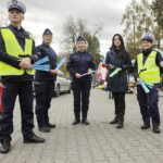 31.10.2023. Kielce. Cmentarz Stary. Akcja rozdawania odblasków / Fot. Jarosław Kubalski - Radio Kielce