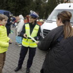 31.10.2023. Kielce. Cmentarz Stary. Akcja rozdawania odblasków / Fot. Jarosław Kubalski - Radio Kielce