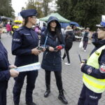 31.10.2023. Kielce. Cmentarz Stary. Akcja rozdawania odblasków / Fot. Jarosław Kubalski - Radio Kielce