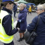 31.10.2023. Kielce. Cmentarz Stary. Akcja rozdawania odblasków / Fot. Jarosław Kubalski - Radio Kielce