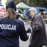 31.10.2023. Kielce. Cmentarz Stary. Akcja rozdawania odblasków / Fot. Jarosław Kubalski - Radio Kielce