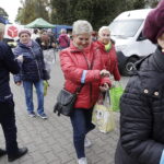31.10.2023. Kielce. Cmentarz Stary. Akcja rozdawania odblasków / Fot. Jarosław Kubalski - Radio Kielce