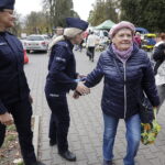 31.10.2023. Kielce. Cmentarz Stary. Akcja rozdawania odblasków / Fot. Jarosław Kubalski - Radio Kielce