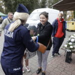 31.10.2023. Kielce. Cmentarz Stary. Akcja rozdawania odblasków / Fot. Jarosław Kubalski - Radio Kielce
