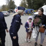 31.10.2023. Kielce. Cmentarz Stary. Akcja rozdawania odblasków / Fot. Jarosław Kubalski - Radio Kielce