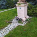 15.10.2023 Opatów. Zniszczony pomnik Jana Pawła II przez wandala / Fot. Jarosław Czub, UMiG Opatów