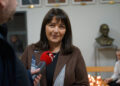 31.10.2023. Kielce. Wystawa prac w kieleckim „Plastyku” upamiętniającą nauczycielkę Amalię Kwiatkowską. Na zdjęciu: Maria Kowalczyk - dyrektor Zespołu Państwowych Szkół Plastycznych im. Józefa Szermentowskiego w Kielcach. / Fot. Aleksandra Kwaśniewska - Radio Kielce.