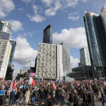 01.10.2023. Warszawa. Kampania wyborcza do parlamentu 2023. Uczestnicy zorganizowanego przez Koalicję Obywatelską „Marszu Miliona Serc” w Warszawie / Fot. PAP - Paweł Supernak