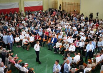 05.10.2023 Rzeszów. Kampania wyborcza do parlamentu 2023. Przewodniczący Platformy Obywatelskiej Donald Tusk podczas otwartego spotkania z mieszkańcami w siedzibie / Fot. PAP/Darek Delmanowicz