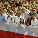01.10.2023. Warszawa. Kampania wyborcza do parlamentu 2023. Przewodniczący Platformy Obywatelskiej Donald Tusk (w środku), wiceprzewodniczący PO, prezydent Warszawy Rafał Trzaskowski (drugi z lewej) i startujący z list KO w wyborach do parlamentu, lider Agrounii Michał Kołodziejczak (drugi z prawej) na czele, zorganizowanego przez Koalicję Obywatelską, "Marszu Miliona Serc" / Fot. PAP - Paweł Supernak