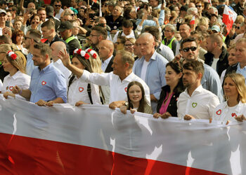 01.10.2023. Warszawa. Kampania wyborcza do parlamentu 2023. Przewodniczący Platformy Obywatelskiej Donald Tusk (w środku), wiceprzewodniczący PO, prezydent Warszawy Rafał Trzaskowski (drugi z lewej) i startujący z list KO w wyborach do parlamentu, lider Agrounii Michał Kołodziejczak (drugi z prawej) na czele, zorganizowanego przez Koalicję Obywatelską, "Marszu Miliona Serc" / Fot. PAP - Paweł Supernak