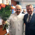 13.10.2023. Kielce. Przekazanie dofinansowania dla Świętokrzyskiego Centrum Onkologii w Kielcach. Na zdjęciu (od lewej): prof. Stanisław Góźdź - dyrektor Świętokrzyskiego Centrum Onkologii i Jarosław Rusiecki - senator PiS