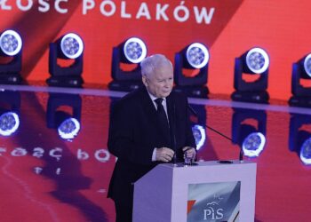 01.10.2023. Katowice. Kampania wyborcza do parlamentu 2023. Wicepremier, prezes PiS Jarosław Kaczyński podczas konwencji PiS pod hasłem „Bezpieczna Polska” w hali widowiskowo-sportowej „Spodek” w Katowicach / Fot. Jarosław Kubalski – Radio Kielce