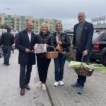 06.10.2023. Końskie. Kampania wyborcza Stanisława Porady. Na zdjęciu (od lewej): Stanislaw Porada, Renata Janik - wicemarszałek województwa świętokrzyskiego, , Anna Piotrowska - kierownik PUP w Kielcach, Milosz Pamula - prezes specjalnej strefy ekonomicznej / Fot. Magdalena Galas-Klusek - Radio Kielce