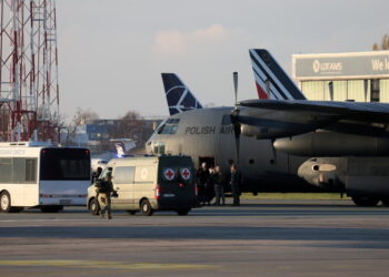 13.11.2023. Warszawa. Samolot wojskowy z polskimi obywatelami na pokładzie wylądował na terenie 1. Bazy Lotnictwa Transportowego w Warszawie / Fot. Leszek Szymański - PAP