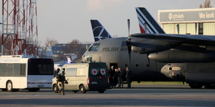 13.11.2023. Warszawa. Samolot wojskowy z polskimi obywatelami na pokładzie wylądował na terenie 1. Bazy Lotnictwa Transportowego w Warszawie / Fot. Leszek Szymański - PAP